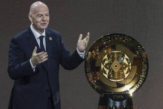 Fifa-Präsident Gianni Infantino (links) und die neue Trophäe strahlten. 
