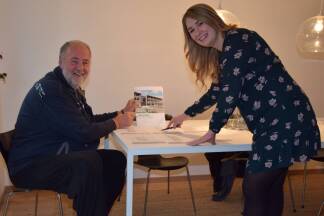 Projektleiter Johannes Grandits und Assistentin Sophie Eibl von Celtic Homes mit dem Projekt Business-Park 0.1 in Salzburg-Bergheim.  