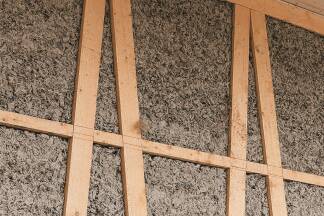 Holzkonstruktion und Stampflehm: Funktion trifft Raumdesign. 