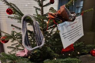 Ein Schild am Baum erklärt, wie das Prinzip hinter dem Textilien-Tausch funktioniert. 
