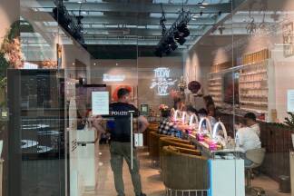 Kontrolle der Finanzpolizei in einem Nagelstudio.  Kontrolle der Finanzpolizei in einem Nagelstudio.