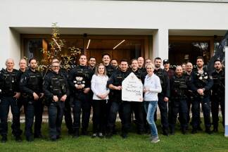 Die Beamten der SIG Salzburg gemeinsam mit Andrea Hofer und Andrea Klingler vom Ronald-McDonald-Haus Salzburg.  Die Beamten der SIG Salzburg gemeinsam mit Andrea Hofer und Andrea Klingler vom Ronald-McDonald-Haus Salzburg.