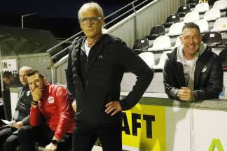 Heimo Pfeifenberger (Mitte) ist aktuell Trainer der Pucher um Präsident Christian Schwaiger (rechts). 