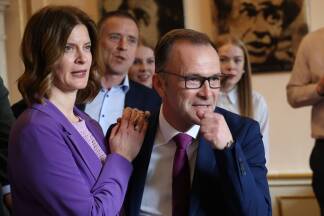 Im dritten Anlauf geschafft: Bernhard Auinger wurde im März Bürgermeister. Seine Frau freute sich, genauso wie AK-Chef Peter Eder. 