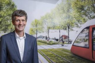 S-Link-Geschäftsführer Stefan Knittel vor der Visualisierung Alpenstraße, die für einige Aufregung sorgte.  