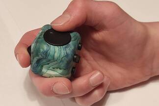 Mehrmals am Tag spielt Joni mit dem Fidget Cube. 