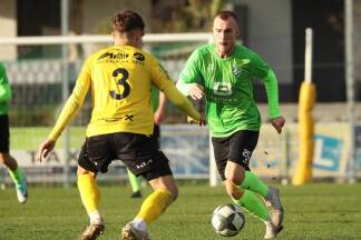 Julian Feiser (rechts) kickt nun in der Salzburger Liga. 