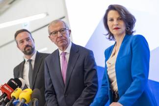 Pressekonferenz am Donnerstag in Salzburg: Stefan Schnöll, Wilfried Haslauer, Karoline Edtstadler. 
