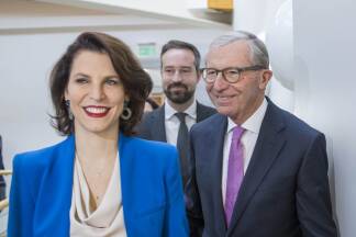 Karoline Edtstadler geht voran, Wilfried Haslauer macht ihr Platz, Stefan Schnöll meidet die erste Reihe. 