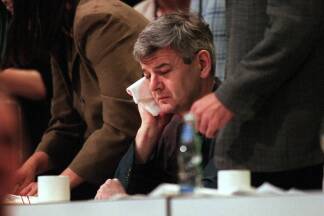 Mai 1999: Der damalige deutsche Außenminister Joschka Fischer drückt sich nach einer Farbbeutelattacke ein Taschentuch an sein lädiertes Ohr.  