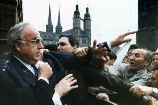 Mai 1991: Als der seinerzeitige deutsche Bundeskanzler Helmut Kohl Halle besucht, wird er mit Eiern und Farbbeuteln empfangen.  