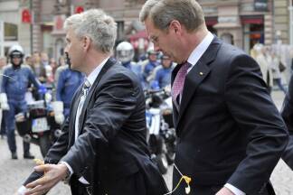 Wiesbaden 2011: Ein Mann bewirft den damaligen deutschen Bundespräsidenten Christian Wulff mit Eiern.  