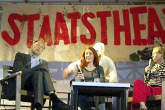 September 2010: Der damalige Grünen-Fraktionschef Jürgen Trittin wird in Hannover mit Joghurt beworfen.  