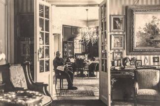 Franz Lehár im großen Salon seiner Villa am Traunufer. Franz Lehár im großen Salon seiner Villa am Traunufer.