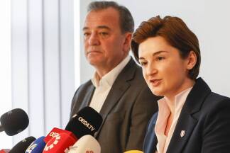 Salzburgs Parteiobfrau LHStv. Marlene Svazek (FPÖ) und Landesrat Christian Pewny (l.) beim Pressegespräch der FPÖ Salzburg "Stellungnahme der FPÖ zu geplantem LH-Wechsel der ÖVP in Salzburg" am Montag, 13. Jänner 2025, in Salzburg. Salzburgs Parteiobfrau LHStv. Marlene Svazek (FPÖ) und Landesrat Christian Pewny (l.) beim Pressegespräch der FPÖ Salzburg 'Stellungnahme der FPÖ zu geplantem LH-Wechsel der ÖVP in Salzburg' am Montag, 13. Jänner 2025, in Salzburg.