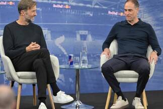 Jürgen Klopp im Gespräch mit CEO Oliver Mintzlaff.  