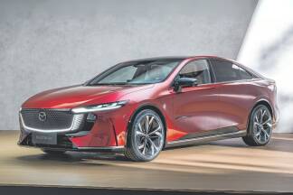 Fließende Linien außen, hochwertiger Purismus innen. Unterm Blech bietet der Mazda 6e hochmoderne E-Antriebe made in China. 