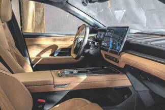 Fließende Linien außen, hochwertiger Purismus innen. Unterm Blech bietet der Mazda 6e hochmoderne E-Antriebe made in China. 
