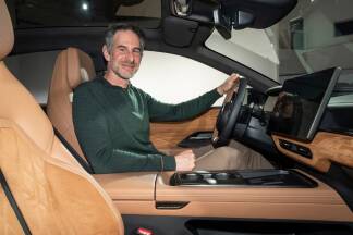 Fließende Linien außen, hochwertiger Purismus innen. Unterm Blech bietet der Mazda 6e hochmoderne E-Antriebe made in China. 