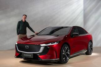 Fließende Linien außen, hochwertiger Purismus innen. Unterm Blech bietet der Mazda 6e hochmoderne E-Antriebe made in China. 