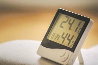 Mit einem Hygrometer kann man die Raumluftfeuchtigkeit im Auge behalten.  