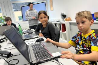 Insbesondere auch Mädchen sollen über die Hacker School mit dem Programmieren in Berührung kommen. 
