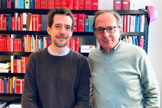 Helmut Hüttinger (rechts im Bild) ist Rechtsanwalt und Insolvenzverwalter. Die Kanzlei in Salzburg führt er in Partnerschaft mit seinem Sohn Gabriel Hüttinger (links im Bild).  