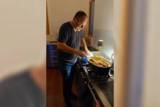 Ein Dombau- und Küchenmeister mit seinem liebevoll geschmorten Sauerkraut. 
