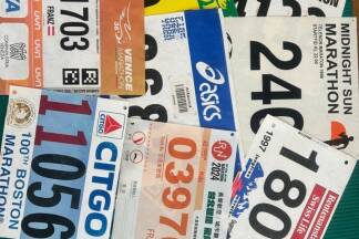 Souvenir, Souvenir: Marathon-Startnummern als Reiseandenken. Souvenir, Souvenir: Marathon-Startnummern als Reiseandenken.