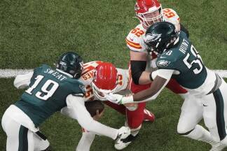 Pure Dominanz: Josh Sweat (links) und seine Kollegen brachten Chiefs-Quarterback mehrfach zu Fall 