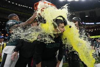Amerikanische Bierdusche: Nick Sirianni wurde von seinen Spielern mit Gatorade übergossen. 