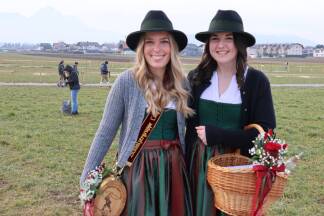 Julia Helminger (l.) und Anna Hasenöhrl, die Marketenderinnen aus Loig. 