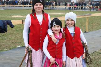 Sophie (v. l.), Anna und Carla sind mit Freude Schnalzerinnen. 