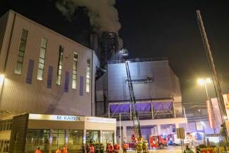 Großeinsatz bei der Firma Kaindl in Wals am Montagabend: Teile einer Filteranlage standen in Vollbrand.  