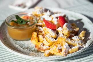 Der süße Skihüttenklassiker: Kaiserschmarrn mit Apfelmus.  