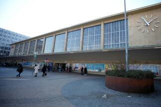 Wie das Innenministerium am Mittwoch mitteilte, nahmen Ermittler des Landesamtes Staatsschutz und Terrorismusbekämpfung (LSE) und Kräfte der WEGA den Jugendlichen am 10. Februar fest. 