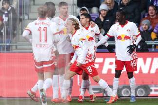 Die Salzburger jubelten mit dem Torschützen zum 1:0, dem starken Oscar Gloukh (2.v.r.). 