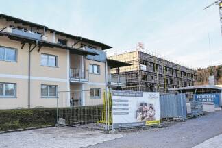 Am Weidenweg in Thalgau wird die bereits bestehende Wohnanlage für betreutes Wohnen um 27 Wohnungen erweitert. Am Weidenweg in Thalgau wird die bereits bestehende Wohnanlage für betreutes Wohnen um 27 Wohnungen erweitert.