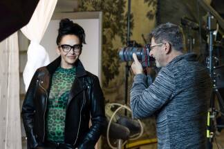 Richard Schnabler ist auf Menschenfotografie spezialisiert und lichtet regelmäßig Personen für Bewerbungsfotos ab. Das bietet er auch am SN-Frauentag gratis an. Zuvor können sich die Frauen auch stylen lassen. 