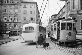 Am 1. Oktober 1940 fuhr der Obus das erste Mal in Salzburg. Er löste damit die Straßenbahn ab. Hier zu sehen: vor der Dreifaltigkeitskirche. Am 1. Oktober 1940 fuhr der Obus das erste Mal in Salzburg. Er löste damit die Straßenbahn ab. Hier zu sehen: vor der Dreifaltigkeitskirche.