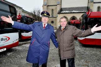 Gunter Mackinger (damals Verkehrsdirektor bei der Salzburg AG) und Ex-Bgm Heinz Schaden freuten sich über die neue Busflotte und dass die Fahrgäste den Obus mit der Note 1,8 bewerteten. Gunter Mackinger (damals Verkehrsdirektor bei der Salzburg AG) und Ex-Bgm Heinz Schaden freuten sich über die neue Busflotte und dass die Fahrgäste den Obus mit der Note 1,8 bewerteten.