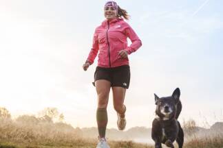 Susann Lehmann mit Mischlingshund Flocki, der sie manchmal beim Training begleitet. Susann Lehmann mit Mischlingshund Flocki, der sie manchmal beim Training begleitet.