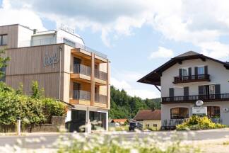 Das Restaurant Hotel Weiß mit dem Stammhaus (r.) und dem neueren Hotel. 
