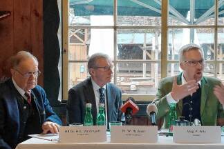 Pressekonferenz am Montag (10. März 2025) im Salettl (v.l): Heinrich Christian Markhgott (Museumsverein, LH Wilfried Haslauer und Museumsdirektor Peter Fritz.  Pressekonferenz am Montag (10. März 2025) im Salettl (v.l): Heinrich Christian Markhgott (Museumsverein, LH Wilfried Haslauer und Museumsdirektor Peter Fritz.