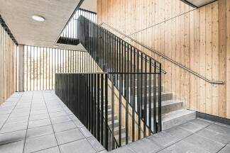 Das offene und nur durch Holzverblendungen begrenzte Stiegenhaus. 