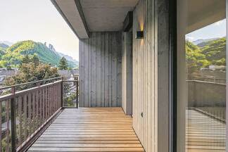 Außenwände in Holzriegelbauweise, Balkone aus Stahl. 