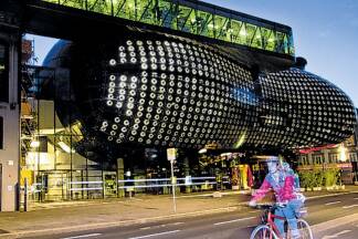 Die Hauptstadt der Steiermark lockt mit Kunsthaus und Murinsel, ehe es weiter flussabwärts wieder idyllisch wird.  