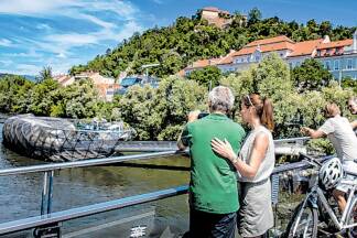 Die Hauptstadt der Steiermark lockt mit Kunsthaus und Murinsel, ehe es weiter flussabwärts wieder idyllisch wird.  