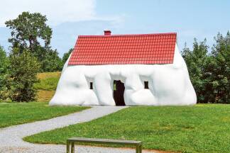 Staunen über Erstaunliches: Erwin Wurms „Fat House“ im Österreichischen Skulpturenpark.  