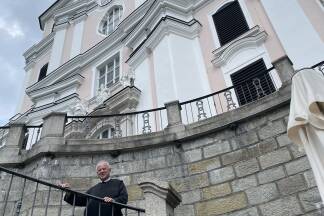 Wissensquelle und Pilgerfreund: Pater Franz Hörmann vor seiner Basilika Sonntagberg. 